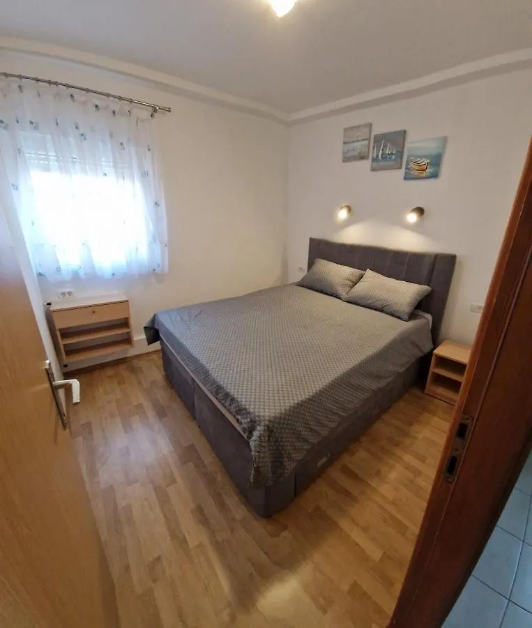 Apartments Vuceric Peroj 0*,